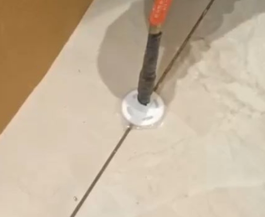 成都瓷砖空鼓维修公司专业解答瓷砖在铺贴过程中，如果没有涂抹均匀到位的粘结材料（如水泥砂浆或瓷砖胶），可能会导致以下问题