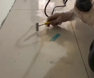 成都瓷砖开裂维修公司专业分享瓷砖在铺贴前如果没有沥干水分，将会导致以下问题